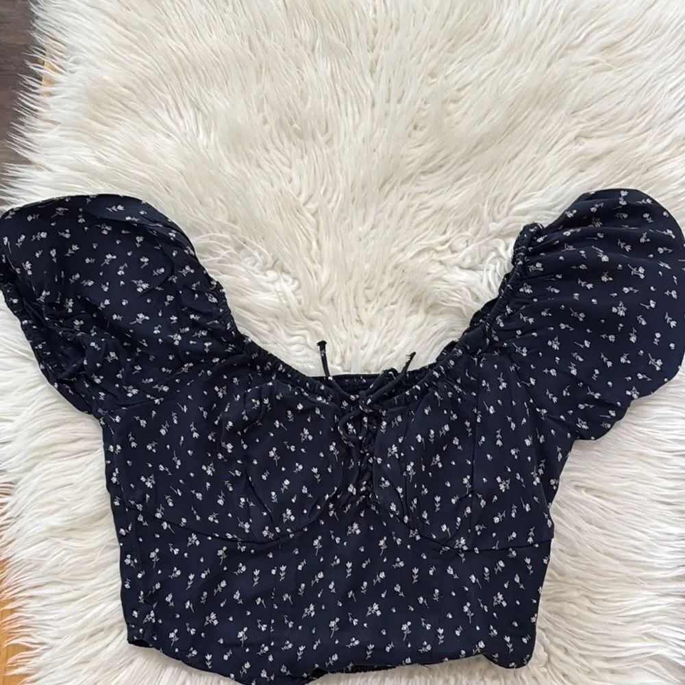 Hollister Blue Floral Puff Sleeve crop Top Size S